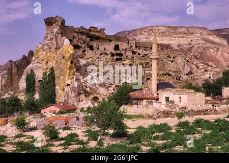 Un vecchio villaggio abbandonato greco in rovina in Turchia case rupestri a Cavusin, Cappadocia, Foto Stock