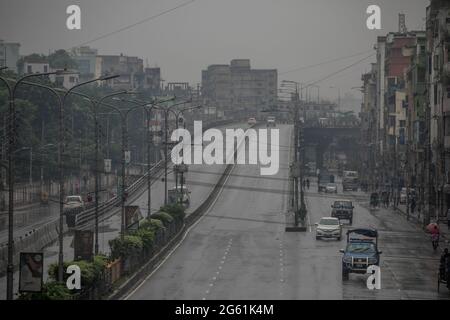 Dhaka, Bangladesh. 01 luglio 2021. Pochi veicoli visti sulla strada durante un nuovo rigido blocco in Dhaka.Bangladesh governo ha annunciato un nuovo blocco per contenere la diffusione del Coronavirus Covid-19 in Bangladesh. Credit: SOPA Images Limited/Alamy Live News Foto Stock