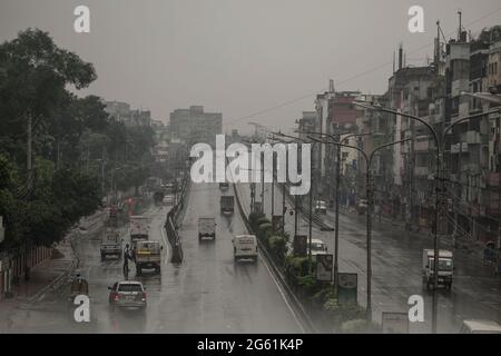 Dhaka, Bangladesh. 01 luglio 2021. Pochi veicoli visti sulla strada durante un nuovo rigido blocco in Dhaka.Bangladesh governo ha annunciato un nuovo blocco per contenere la diffusione del Coronavirus Covid-19 in Bangladesh. Credit: SOPA Images Limited/Alamy Live News Foto Stock