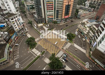 Dhaka, Bangladesh. 01 luglio 2021. Strade vuote e deserte a Dhaka a seguito di un rigido blocco per contenere la diffusione del Covid-19.Bangladesh governo ha annunciato un nuovo blocco per contenere la diffusione del Coronavirus Covid-19 in Bangladesh. Credit: SOPA Images Limited/Alamy Live News Foto Stock