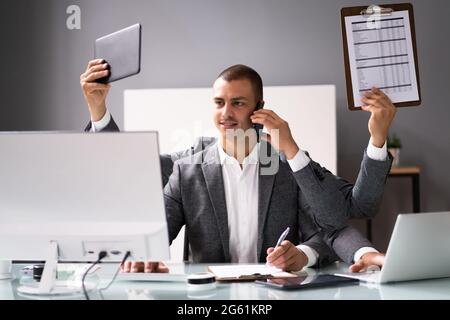 Multitasking Happy Busy Business Man. Carico di lavoro del dipendente Foto Stock