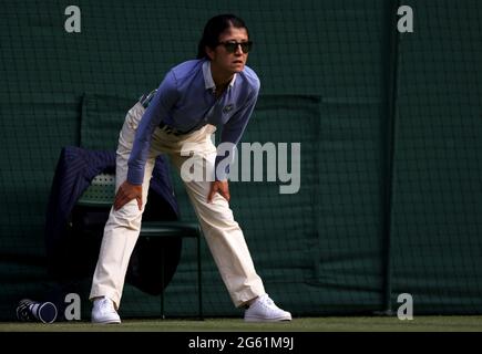 Un giudice di linea durante la seconda partita tra Victoria Azarenka e Sorana Cirstea sul campo 1 il quarto giorno di Wimbledon presso l'All England Lawn Tennis and Croquet Club di Wimbledon. Data immagine: Giovedì 1 luglio 2021. Foto Stock