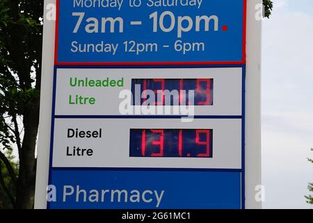 Ashford, Kent, Regno Unito. 01 luglio 2021. Visto in questo quadro è lo stesso prezzo per benzina e diesel combustibili che tradizionalmente il primo è più conveniente. Prezzi benzina. Photo Credit: Paul Lawrenson /Alamy Live News Foto Stock