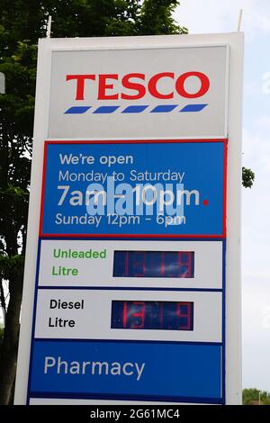 Ashford, Kent, Regno Unito. 01 luglio 2021. Visto in questo quadro è lo stesso prezzo per benzina e diesel combustibili che tradizionalmente il primo è più conveniente. Prezzi benzina. Photo Credit: Paul Lawrenson /Alamy Live News Foto Stock