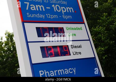 Ashford, Kent, Regno Unito. 01 luglio 2021. Visto in questo quadro è lo stesso prezzo per benzina e diesel combustibili che tradizionalmente il primo è più conveniente. Prezzi benzina. Photo Credit: Paul Lawrenson /Alamy Live News Foto Stock