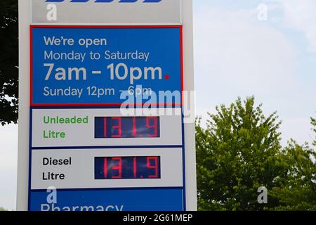 Ashford, Kent, Regno Unito. 01 luglio 2021. Visto in questo quadro è lo stesso prezzo per benzina e diesel combustibili che tradizionalmente il primo è più conveniente. Prezzi benzina. Photo Credit: Paul Lawrenson /Alamy Live News Foto Stock