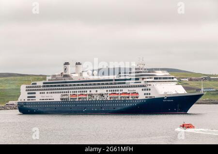 Nave da crociera MS Rotterdam of Holland America Line a Bressay Sound Off Lerwick on Shetland. Nel 2020 cedette a Fred Olsen Cruise Lines e rinominate Borealis Foto Stock