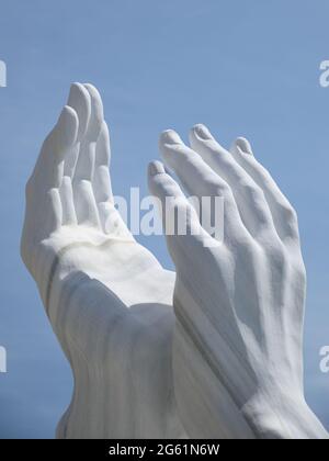 Mani che si aggrappano. Scultura che riconosce il lavoro degli operatori sanitari e di altri lavoratori essenziali per contenere il Covid. Malaga, Spagna Foto Stock