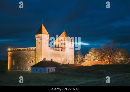 Kuressaare, Isola di Saaremaa, Estonia. Castello episcopale in serata Blue Hour Night. Architettura medievale tradizionale, famoso punto di riferimento per le attrazioni. Vecchio Foto Stock