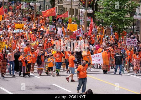 Ottawa, Canada. 1 luglio 2021. Migliaia di persone hanno marciato per la strada della capitale in un Rally Cancel Canada guidato da leader indigeni che chiedono ai canadesi di ripensare la festa nazionale, mentre il Canada continua a cimentarsi con l'eredità delle scuole residenziali indiane, mentre più corpi dei bambini vengono scoperti in tombe non marcate. Orange è stato indossato in memoria di questi bambini che sono morti in scuole residenziali in tutto il paese. Credit: Meanderingemu/Alamy Live News Foto Stock