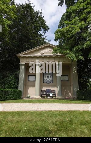 Althorp Park, Northamptonshire, Regno Unito. 1 luglio 2021. Diana Principessa del Galles è sepolta sull'isola al centro del lago presso Althorp Park nel Nottinghamshire, in Inghilterra. C'è un monumento in pietra sull'isola. La sua tomba non è visibile ai visitatori. La barca fu usata da Earl Charles Spencer, fratello di Diana, per portare fiori lasciati dai lutti alla sua tomba. Fig. Per credito: Interrompi stampa Media/Alamy Live News Foto Stock