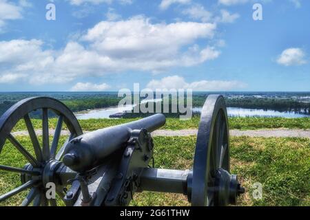 Cannone della Guerra civile che si affaccia sul fiume Yazoo al Vicksburg National Military Park, Mississippi, USA. Foto Stock