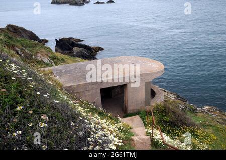 Una delle due posizioni di proiettore a Brownstone Battery, una difesa costiera della seconda guerra mondiale costruita per proteggere Dartmouth, l'estuario del Dart e Start Bay. Foto Stock