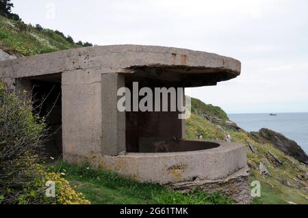 Una delle due posizioni di proiettore a Brownstone Battery, una difesa costiera della seconda guerra mondiale costruita per proteggere Dartmouth, l'estuario del Dart e Start Bay. Foto Stock