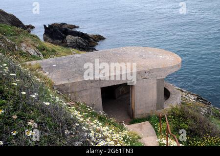 Una delle due posizioni di proiettore a Brownstone Battery, una difesa costiera della seconda guerra mondiale costruita per proteggere Dartmouth, l'estuario del Dart e Start Bay. Foto Stock