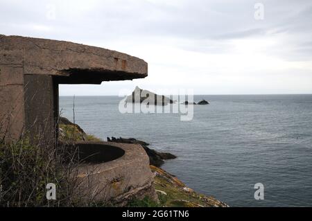 Una delle due posizioni di proiettore a Brownstone Battery, una difesa costiera della seconda guerra mondiale costruita per proteggere Dartmouth, l'estuario del Dart e Start Bay. Foto Stock