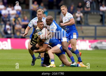 Matty Russell di Leigh Centurions (a sinistra) è affrontato da Brad Dwyer di Leeds Rhinos e Robert Lui durante la partita della Betfred Super League allo Emerald Headingley Stadium di Leeds. Data immagine: Giovedì 1 luglio 2021. Foto Stock