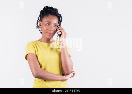 Donna americana pensiva che guarda afro toccandola il viso Foto Stock