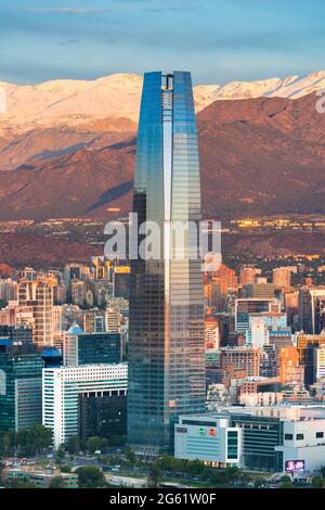 Santiago, Regione Metropolitana, Cile - Vista Gran Torre Santiago, l'edificio più alto dell'America Latina. Foto Stock