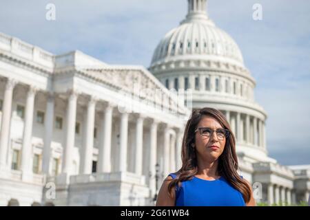 Washington, Stati Uniti d'America. 01 luglio 2021. Il Rappresentante degli Stati Uniti Lauren Boebert (Repubblicano del Colorado) attende una conferenza stampa introdurre una legislazione per limitare le donazioni del CEO di Facebook Mark Zuckerberg, fuori dal Campidoglio degli Stati Uniti a Washington, DC, giovedì 1 luglio 2021. Credit: Rod Lamkey/CNP/Sipa USA Credit: Sipa USA/Alamy Live News Foto Stock