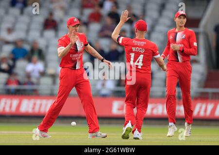 Luke Wells e Luke Wood of Lancashire Lightning celebrano la cattura di Brett D'Olivera delle rapide di Worcestershire Foto Stock