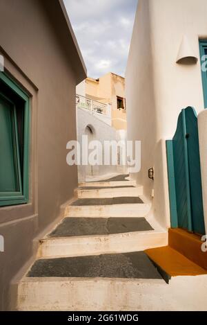 Pyrgos è sede di molti abitanti dell'isola di Santorini e di un villaggio in cima a una collina in Grecia. Foto Stock
