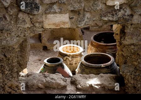 Gli scavi ad Akrotiri rivelano l'olio d'oliva e le navi alimentari nei siti archeologici dell'isola di Santorini, in Grecia. Foto Stock