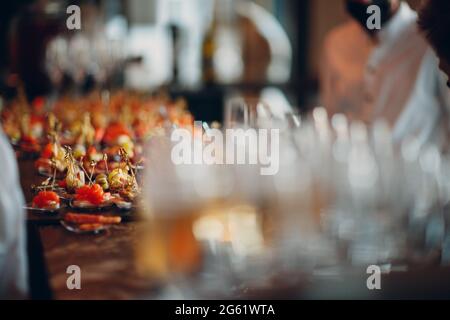 Cibo catering antipasti spuntini su un vassoio sul tavolo. Foto Stock