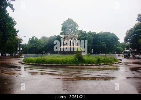 Dhaka, Bangladesh. 01 luglio 2021. Gli esecutori della legge sono stati dispiegati per le strade per garantire che le persone restino al chiuso mentre il governo inizia oggi a imporre un blocco di sette giorni a livello nazionale per arginare l'aumento delle infezioni e dei decessi di Covid-19 a Dhaka. (Foto di MD IBRAHIM/Pacific Press) Credit: Pacific Press Media Production Corp./Alamy Live News Foto Stock