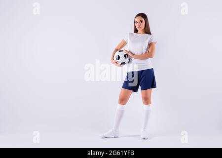 Vista di dimensioni del corpo di lunghezza completa della sua bella-Looking attraente bella sottile sottile sottile sottile sottile sottile ragazza con capelli dritti che tiene in mani palla isolato su Foto Stock