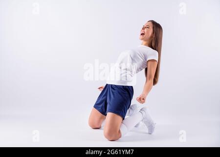 Ritratto di lei bella bella bella bella pazza allegra allegra felice felice capelli dritti in piedi sulle ginocchia celebrando la gioia di divertirsi Foto Stock