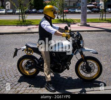 Skopje, Macedonia. 23 maggio 2021. Il distinto Gentleman's Ride sulla piazza del Parco. Le moto classiche in stile vintage si uniscono per la salute degli uomini. Foto Stock