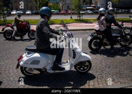 Skopje, Macedonia. 23 maggio 2021. Il distinto Gentleman's Ride sulla piazza del Parco. Le moto classiche in stile vintage si uniscono per la salute degli uomini. Foto Stock