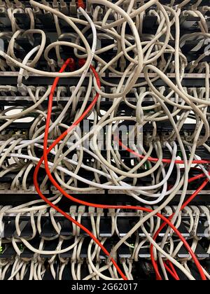Rack cavi Internet non disposto nel data center Foto Stock