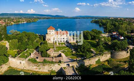 Vista aerea del Castello di Tata, in Ungheria presso il Öreg tó (Lago Vecchio). Occupato da Sigismondo di Lussemburgo (r. 1433–1437) e Mátyás Hunyadi (r. 1458–1 Foto Stock