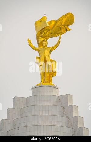 Statua di Saparmurat Niyazov sulla cima del Monumento della neutralità ad Ashgabat, Turkmenistan Foto Stock
