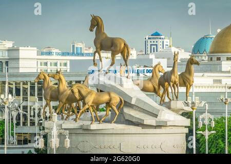 Centro di Ashgabat, Turkmenistan con il monumento a dieci cavalli Akal Theke, inaugurato nel 2001, il 10° anniversario dell'indipendenza del Turkmenistan. Foto Stock
