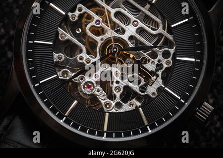 Orologio da polso scheletro primo piano foto, è un tipo di orologio meccanico in cui tutte le parti in movimento sono visibili Foto Stock