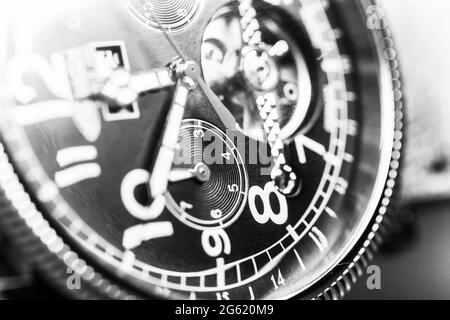 Orologio da polso maschio automatico, primo piano in bianco e nero Foto Stock