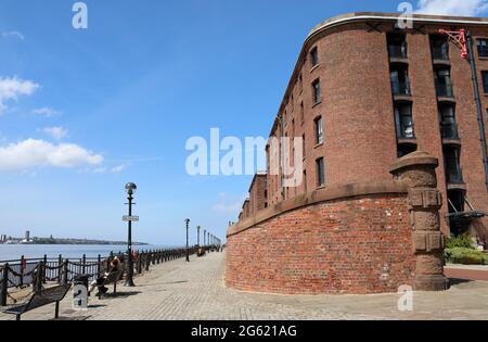 Royal Albert Dock e il percorso sul fiume Mersey Foto Stock