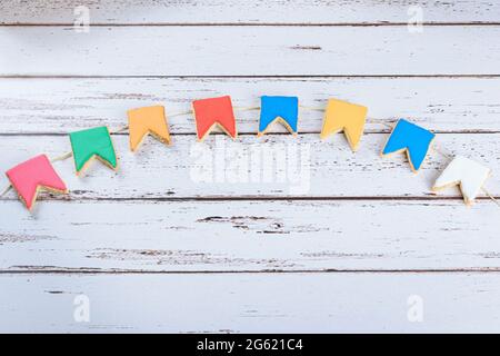 Biscotti al burro con glassa reale. Nella forma di una bandiera brasiliana di giugno decorativo partito. Foto Stock