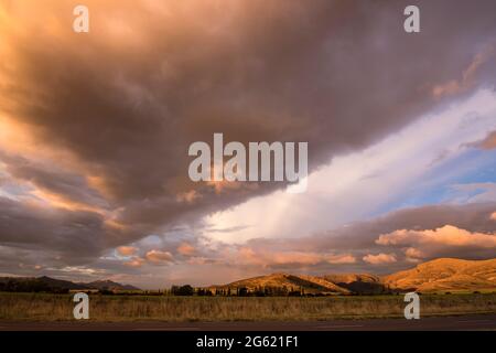 Cielo espressivo con tempesta in arrivo a Sierra de la Ventana, Buenos Aires Foto Stock
