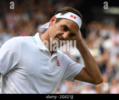 Londra, GBR. 01 luglio 2021. London Wimbledon Championships Day 4 01/07/2021 Roger Federer (sui) vince la seconda partita Credit: Roger Parker/Alamy Live News Foto Stock