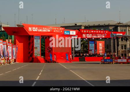 Omsk, Russia. 01 luglio 2021. Cancello rosso con un tappeto per i partecipanti al Rally della Via della Seta, Credit: Igor Kutnii/Alamy Live News Foto Stock
