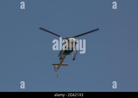 Omsk, Russia. 01 luglio 2021. L'elicottero televisivo trasmette la cerimonia di apertura di partenza Silk Way Rally, Credit: Igor Kutnii/Alamy Live News Foto Stock