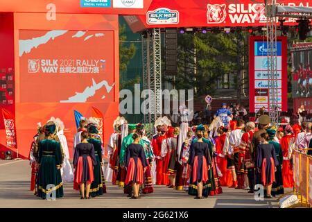 Omsk, Russia. 01 luglio 2021. Rappresentanti di diverse nazionalità in costumi autentici della città di Omsk preparati al saluto del pa Foto Stock