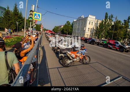 Omsk, Russia. 01 luglio 2021. Motociclette dei partecipanti al rally stanno aspettando la cerimonia di apertura del parcheggio per veicoli speciali, credito: I Foto Stock