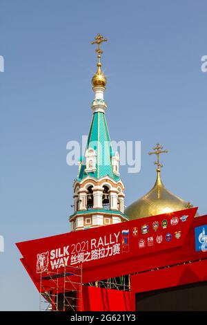 Omsk, Russia. 01 luglio 2021. Tempio centrale della città di Omsk sullo sfondo delle porte rosse temporanee in costruzione per la partecipa Foto Stock