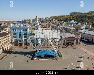 Kiev, Ucraina - 28 aprile 2021: Vista aerea dall'alto del paesaggio urbano di Kiev e di piazza Kontraktova con ruota panoramica nella città di Kiev, Ucraina. Foto Stock