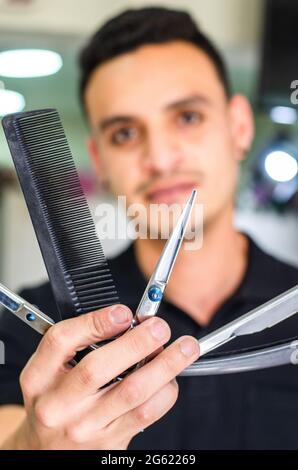 Barbiere. Barber tiene un rasoio per radere la barba. Foto Stock